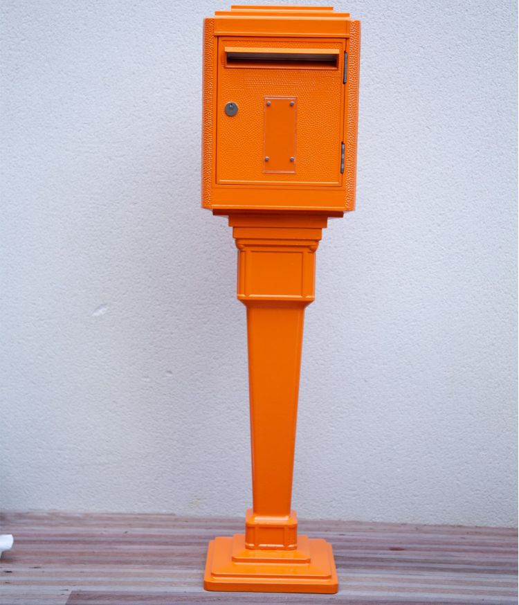 boîte aux lettres orange